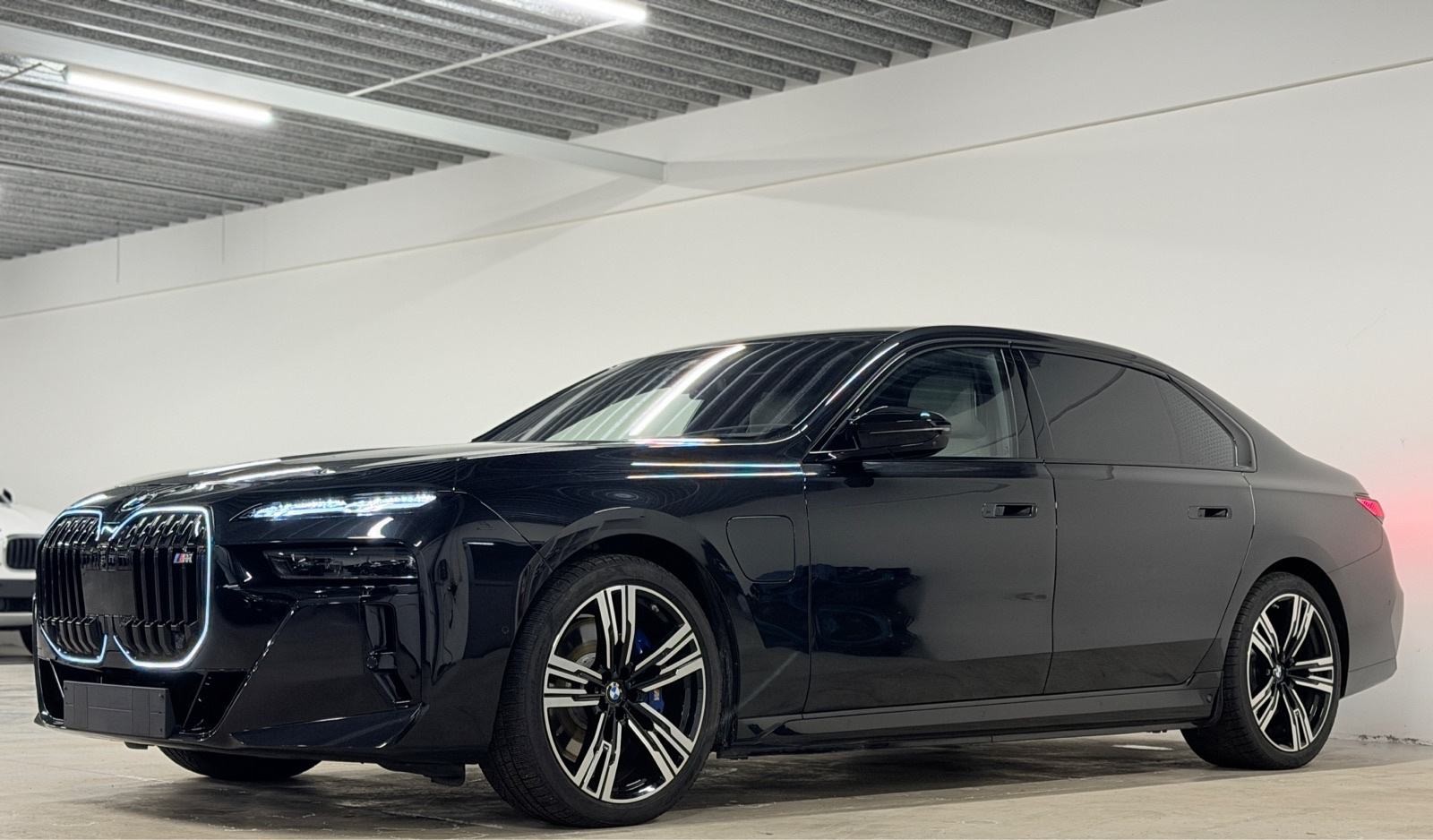 BMW M760e Hybrid Xdrive Iconic Diamond Masaza El.Vrata Individual B&W